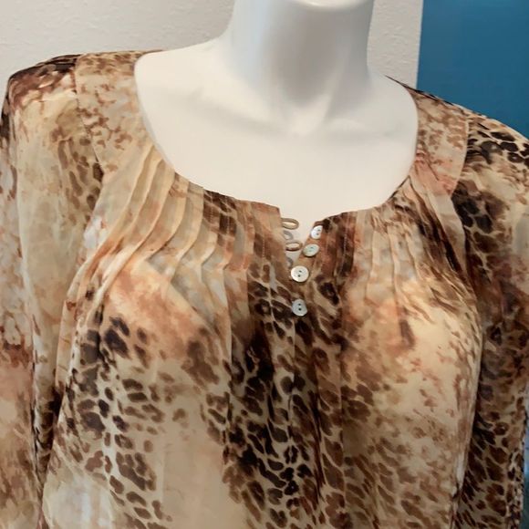 Chico’s 🦒 Print, Button Sleeve, Floaty Summertime Blouse. - Picture 8 of 11